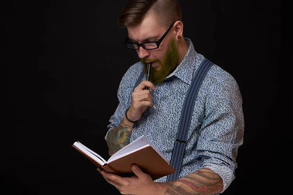 Een zakenman in een shirt met een notitieboekje in de handen van een manager — Stockfoto