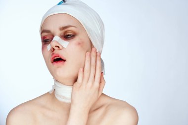 Kadın hasta yaralı yüz tedavisi geçmişi izole edilmiş.