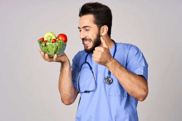 Doğum sakallı erkek doktor tabağı sebzeli sağlıklı besin tedavisi kalorileri — Stok fotoğraf