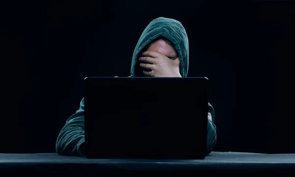 Travail informatique pirate puis ordinateur Internet fond sombre — Photo