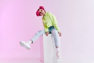 Pembe saçlı kız. Moda pozu veren genç kız.