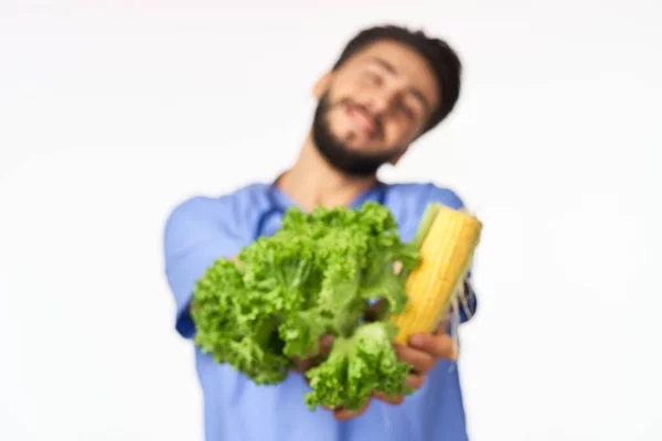 男性营养学家，手中拿着蔬菜和卡路里 — 图库照片