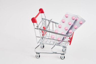 Eczane alışveriş arabaları arka planda eczane