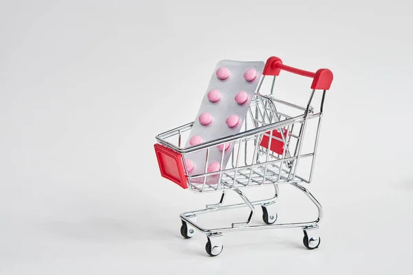 Lékárenské vozíky nákupní lehká pozadí lékárna — Stock fotografie