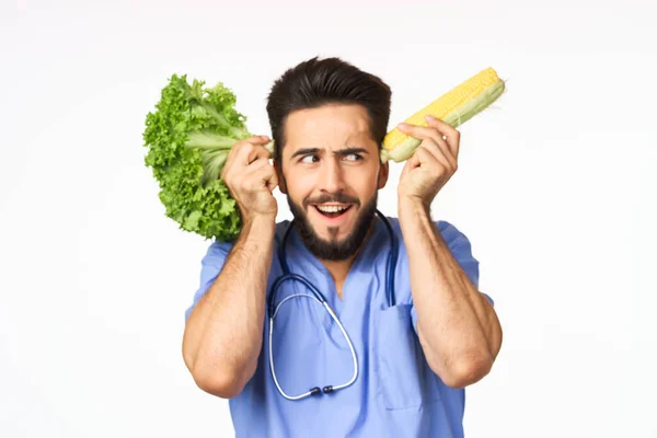 Sağlıklı kalorilerin elinde sebzelerle beslenen erkek beslenme uzmanı — Stok fotoğraf