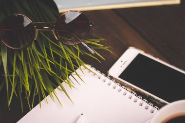 Kahve fincanı ve kalem aksesuarları.