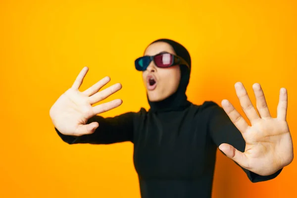 Vrolijk vrouw in zwart hijab popcorn 3D bril cinema geel achtergrond — Stockfoto