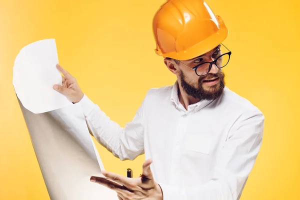 Mann mit orangefarbenem Helm Bauingenieur arbeitet professionell — Stockfoto