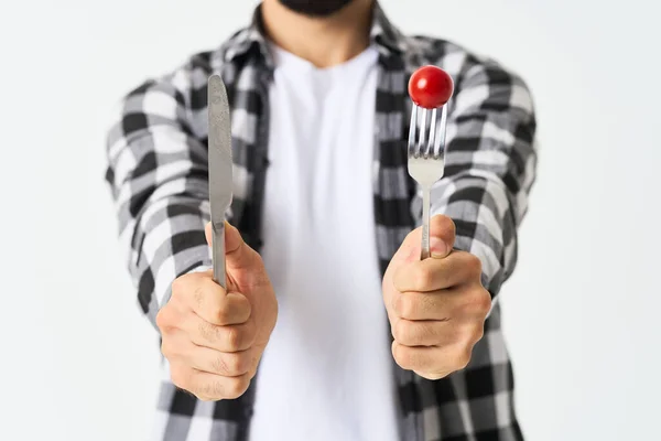 Barbudo hombre con utensilios de cocina tomates cherry snack — Foto de Stock