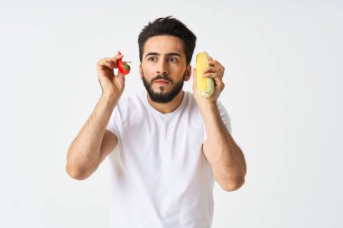 Beyaz tişörtlü sakallı adam Meksika yemeği.