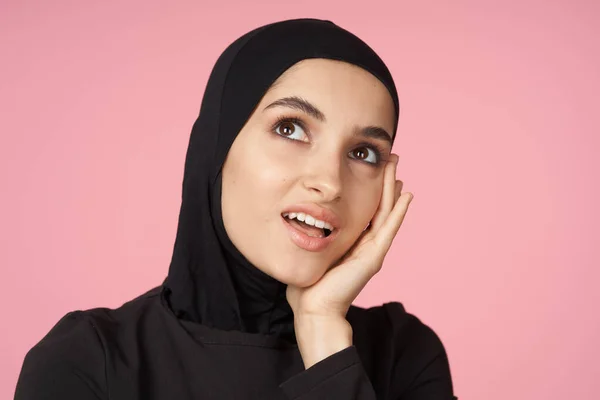 Alegre muçulmano mulher preto hijab posando mão gesto rosa fundo — Fotografia de Stock