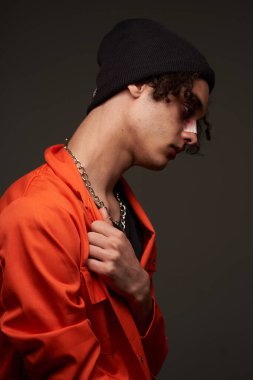 Turuncu üniformalı adam mafya geçmişi karanlık.