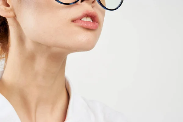 Kvinnor i vit skjorta glasögon poserar färg bakgrund — Stockfoto
