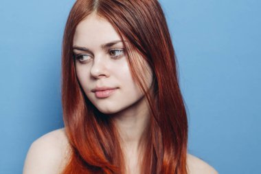 Kızıl saçlı çekici bir kadın, yakın plan çıplak omuzlu.