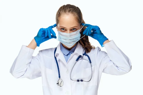 Γυναίκα γιατρός λευκό παλτό έρευνα αναλύει εργαστηριακά διαγνωστικά — Φωτογραφία Αρχείου