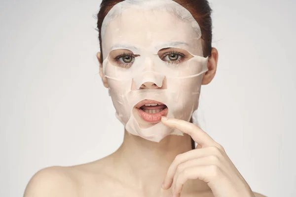 Žena v kosmetické masce obličeje péče o pleť omlazení — Stock fotografie