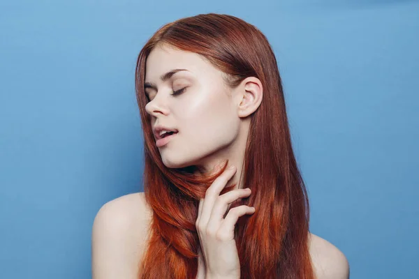 Женщина с голыми плечами рыжие волосы Гламур синий фон — стоковое фото