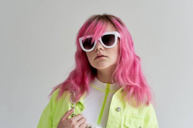 Neşeli kadın. Parlak kozmetik partisi. Yaşam tarzı eğlenceli tasarım.