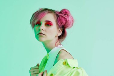 Pembe saçlı kız. Moda pozu veren genç kız.