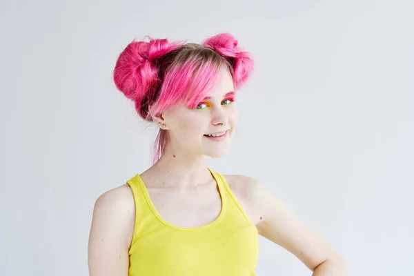 Atractiva mujer con el pelo rosa brillante maquillaje sonrisa — Foto de Stock