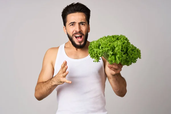 Homem barbudo em branco t-shirt folha de alface legumes comida saudável — Fotografia de Stock