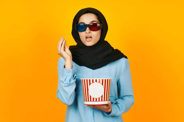 Alegre mujer entretenimiento ir al cine palomitas de maíz etnia modelo —  Fotos de Stock