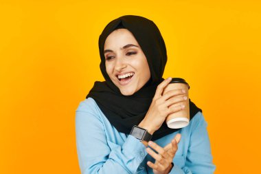 Müslümanların elinde bir bardak kahve izole edilmiş bir arka plan.