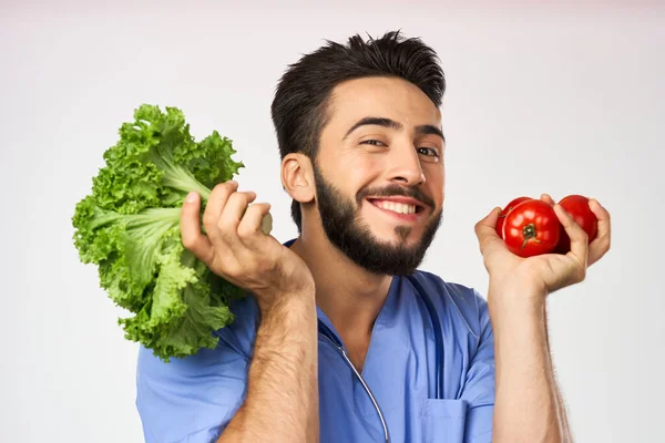 Homme médecin nutritionniste avec des légumes dans les mains alimentation saine — Photo