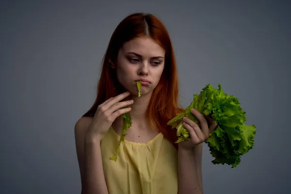 Kobieta z liściem sałaty zdrowy sposób życia dieta — Zdjęcie stockowe