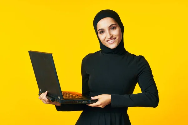 漂亮女人arab服装笔记本电脑技术互联网种族模型 — 图库照片