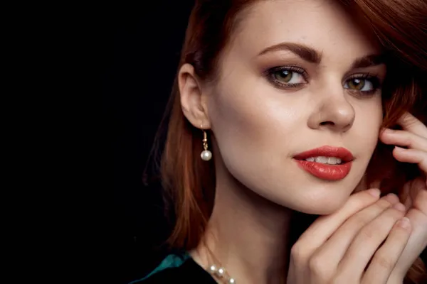 Bela mulher decoração cosméticos posando close-up modelo — Fotografia de Stock