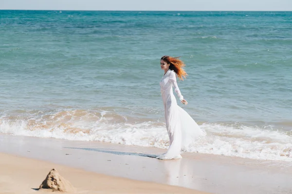 Hübsche Frau wandert entlang der Küstenlandschaft Meer Lifestyle — Stockfoto