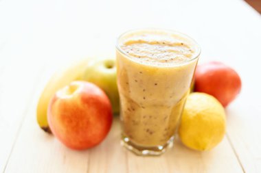 Meyve püresi taze çöl meyveli milkshake üst görünümü