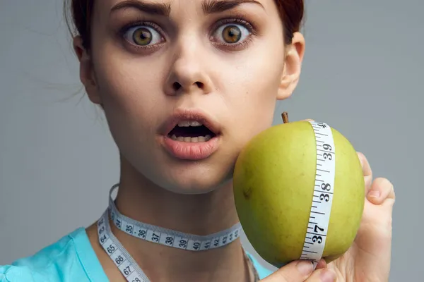Vrouw met appel in handen dieet gezondheid vitaminen — Stockfoto