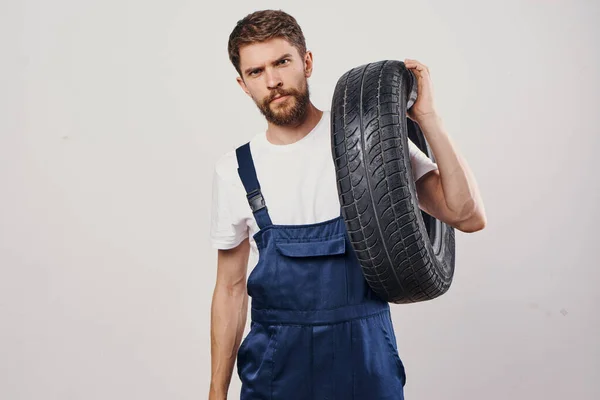 Mannelijke werknemer auto monteur machine professionele lichte achtergrond — Stockfoto