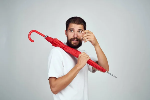 Vrolijke man en rode paraplu bescherming levensstijl — Stockfoto
