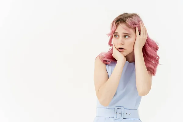 Nő rózsaszín haj csillogó ruha pózol smink — Stock Fotó