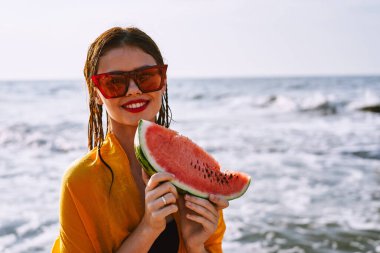 Dışarıdaki karpuzlu mayolu kadın temiz hava alıyor.