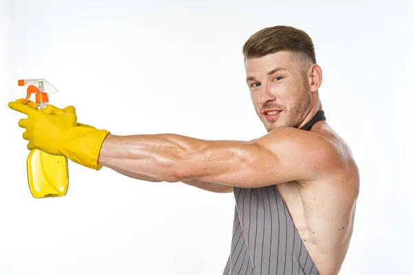 Homem vestindo avental detergente limpeza posando serviço — Fotografia de Stock