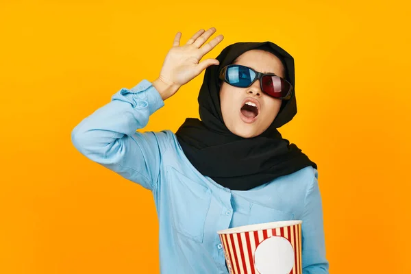 Жінка в чорному хіджабі розваги йде в кіно попкорн студійний стиль — стокове фото