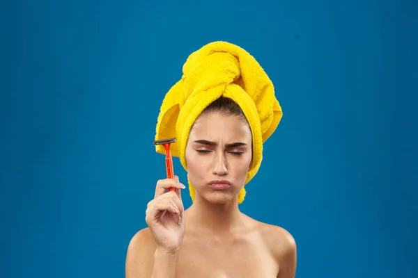 Hezká žena holá ramena čistá kůže holení sprcha životní styl — Stock fotografie