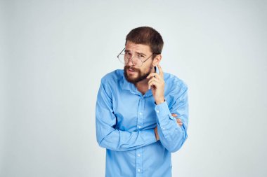 Ofis ışığı arka planında gözlük takan yönetici