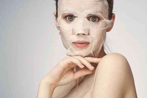 Wanita dengan bahu telanjang wajah masker prosedur perawatan kulit — Stok Foto