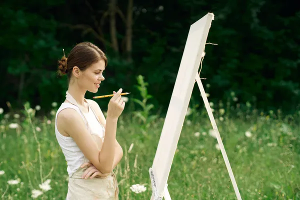 女画家自然風景画趣味 — ストック写真