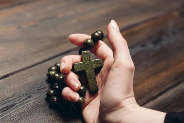 Tespih ile Ortodoks haçı açık din katolikliği