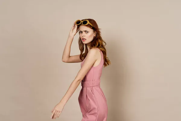 Kvinna i rosa klänning glamour poserar modell isolerad bakgrund — Stockfoto