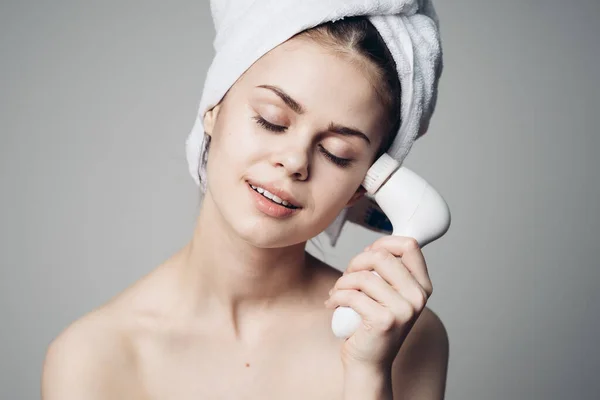 Mulher com toalha na cabeça massageador facial cuidados com a pele higiene — Fotografia de Stock