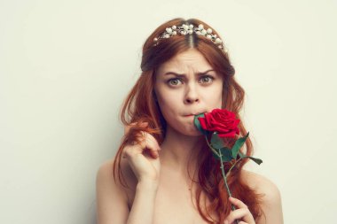 Gül çiçeği makyajlı çekici kadın romantizm modeli