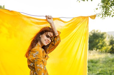 Doğanın cazibesine bürünmüş güzel bir kadın.