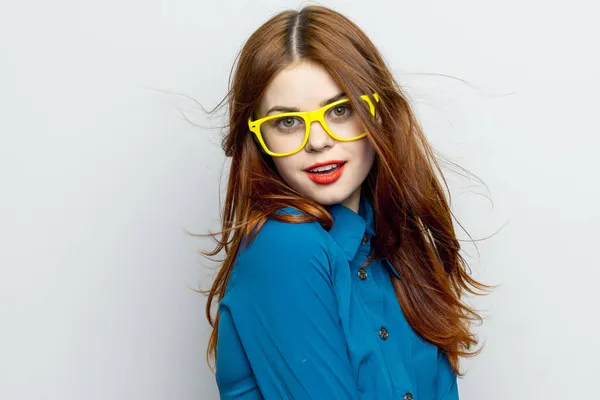 黄色のメガネの感情を身に着けている青いシャツのビジネス女性 — ストック写真